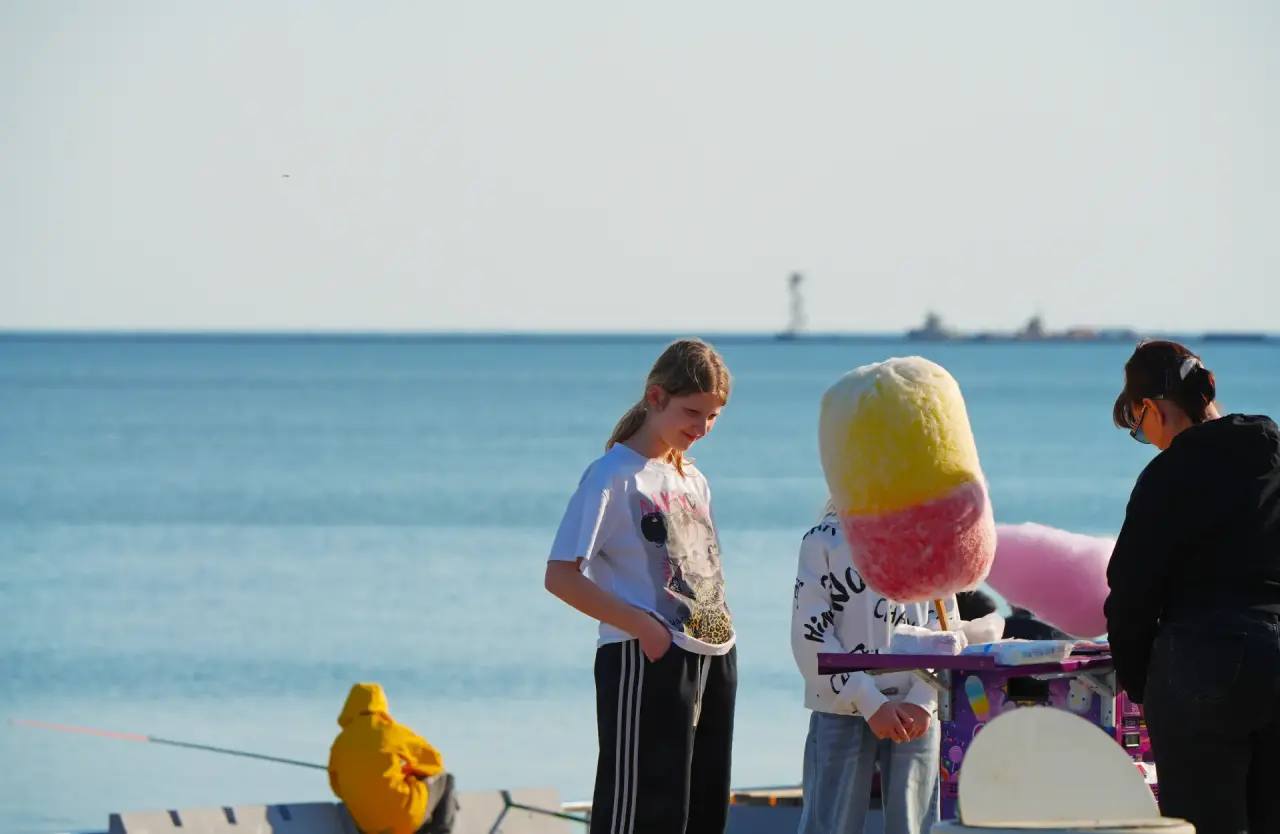Пришла весна - пора к морю!: Жители юга ДНР массово выходят на прогулки по набережным Пришла весна - пора к морю!: Жители юга ДНР массово выходят на прогулки по набережным