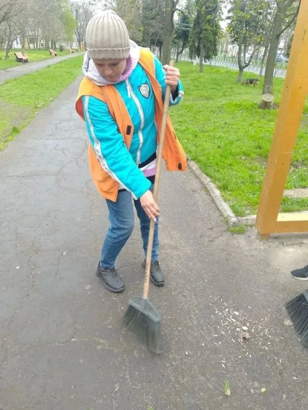 Коммунальщики Снежного продолжают благоустраивать территории общего пользования Коммунальщики Снежного продолжают благоустраивать территории общего пользования