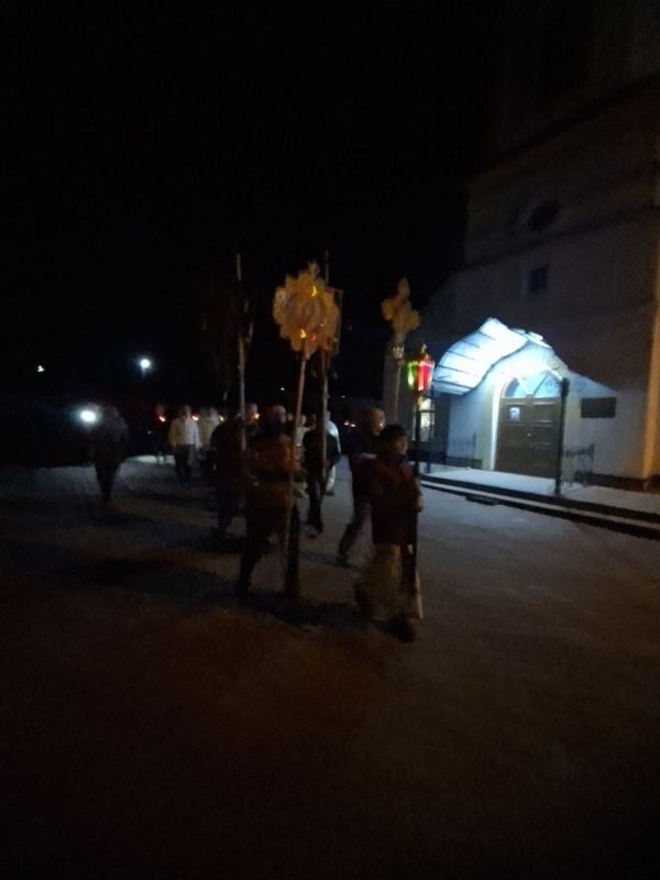 ХРИСТОС ВОСКРЕСЕ!. В храме святых апостолов Петра и Павла г. Моспино совершили торжественное богослужение в честь самого великого христианского праздника–Пасхи Христовой ХРИСТОС ВОСКРЕСЕ!. В храме святых апостолов Петра и Павла г. Моспино совершили торжественное богослужение в честь самого великого христианского праздника–Пасхи Христовой