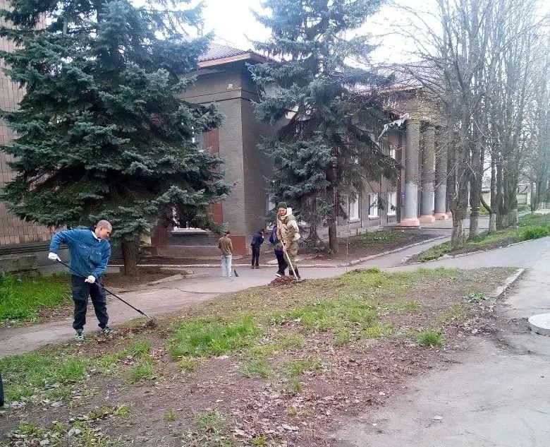Коллективы учреждений Кировского внутригородского района города Макеевки продолжают принимать участие в мероприятиях по благоустройству в весенний и проводить субботники на своих территориях Коллективы учреждений Кировского внутригородского района города Макеевки продолжают принимать участие в мероприятиях по благоустройству в весенний и проводить субботники на своих территориях