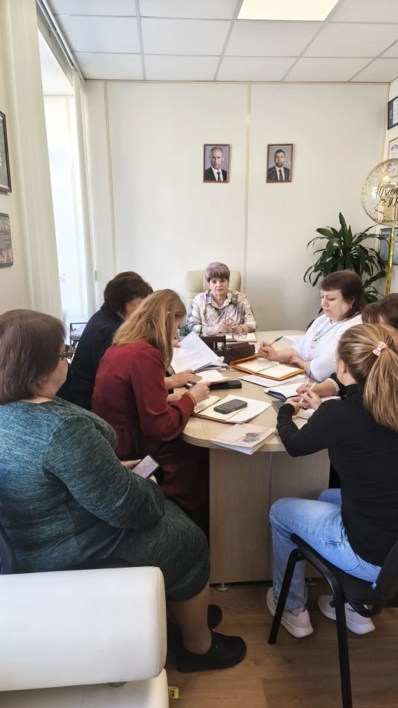 Сегодня депутат Тельмановского муниципального совета Галина Коссе встретилась с сотрудниками ГБОУ "Тельмановская гимназия Тельмановского МО"