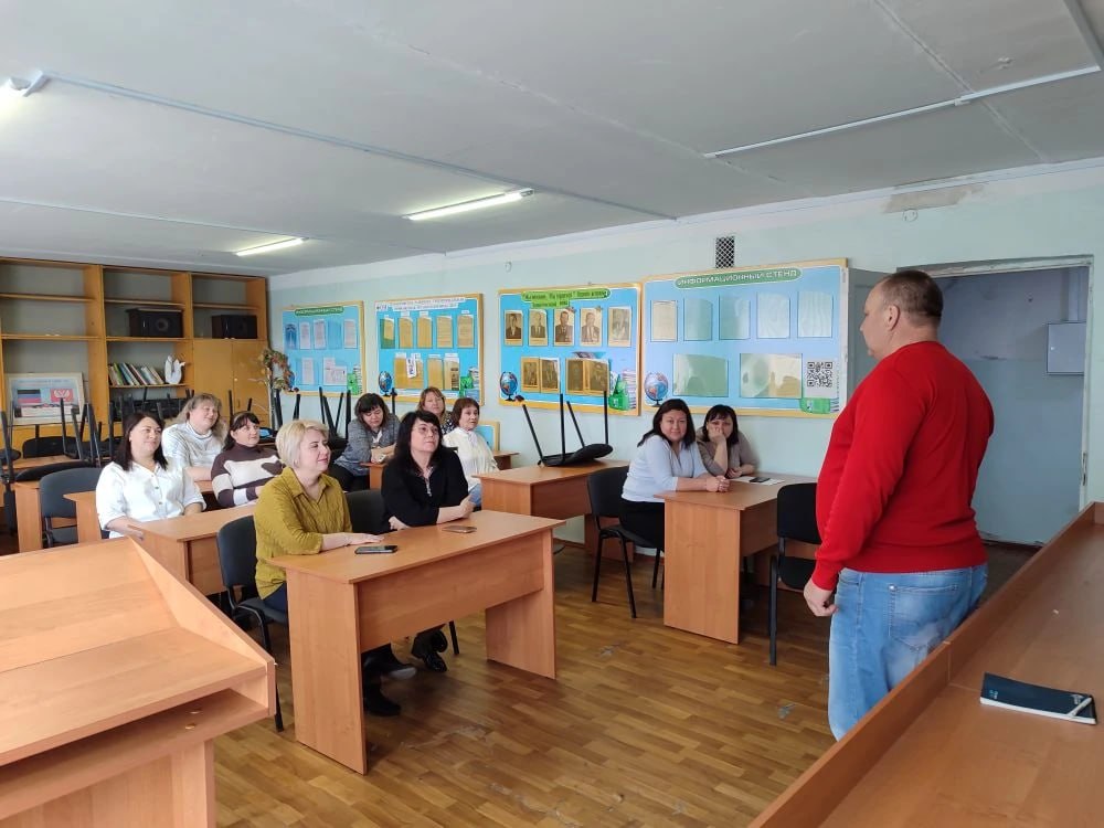 Сегодня начальник Тельмановского территориального отдела Администрации Тельмановского округа провел встречу с трудовым коллективом отдела образования в пгт Тельманово