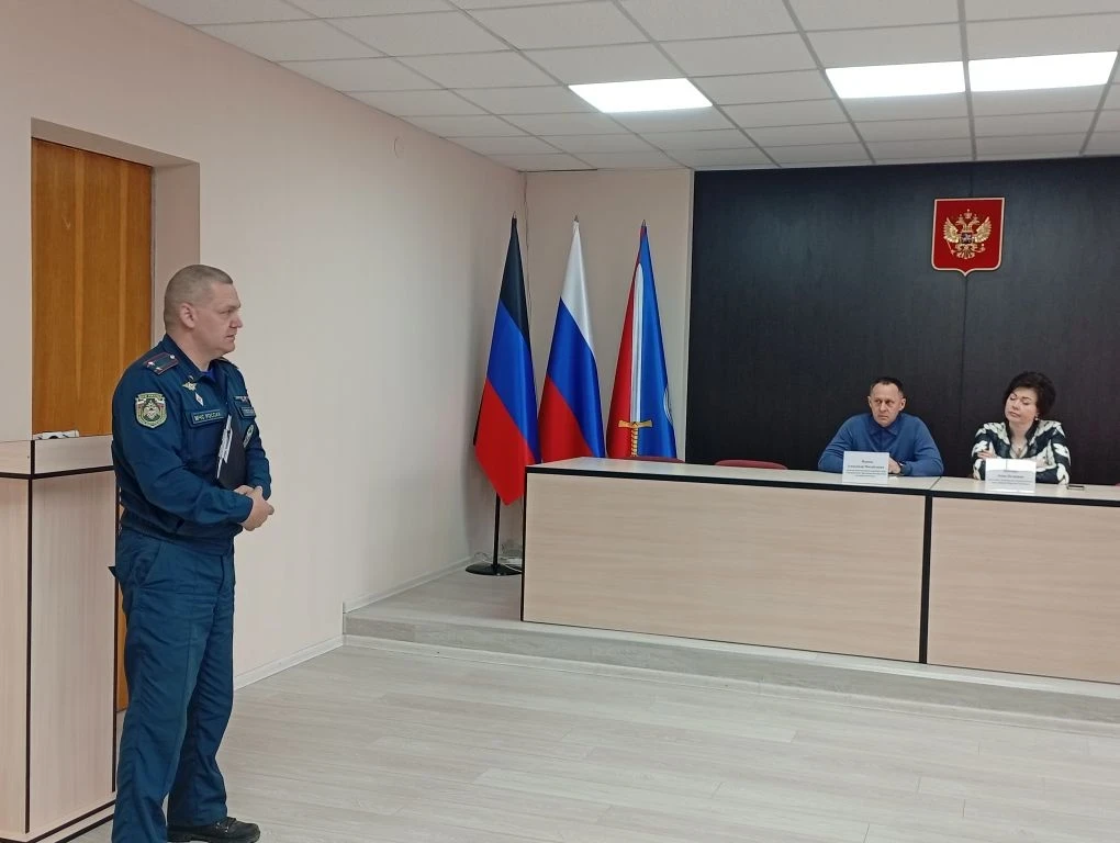 Александр Пеняев: На очередном аппаратном совещании, которое сегодня провел вместе с председателем Ясиноватского муниципального совета Анной Бондарь, подвели итоги общереспубликанского субботника, определили круг задач по... Александр Пеняев: На очередном аппаратном совещании, которое сегодня провел вместе с председателем Ясиноватского муниципального совета Анной Бондарь, подвели итоги общереспубликанского субботника, определили круг задач по...