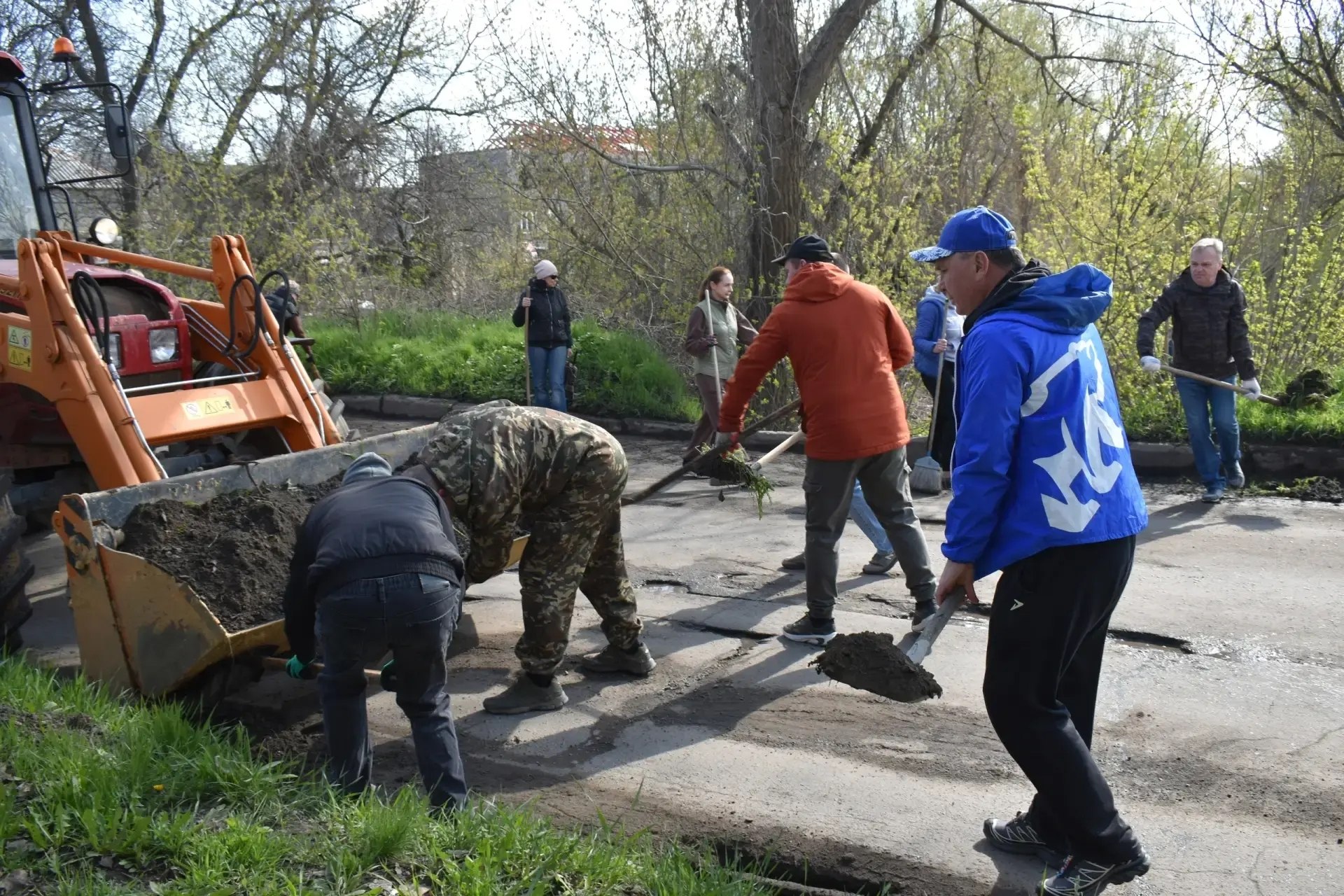 Амвросиевский округ присоединился к республиканскому субботнику 11 апреля Амвросиевский округ присоединился к республиканскому субботнику 11 апреля