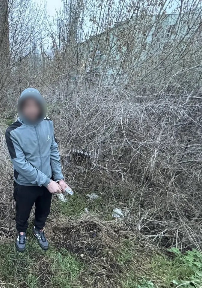 Стражи правопорядка изъяли наркотики у жителя Мариуполя Стражи правопорядка изъяли наркотики у жителя Мариуполя