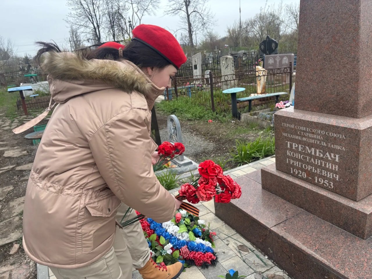 В Шахтерске юнармейцы возложили цветы на могилу Константина Трембача В Шахтерске юнармейцы возложили цветы на могилу Константина Трембача