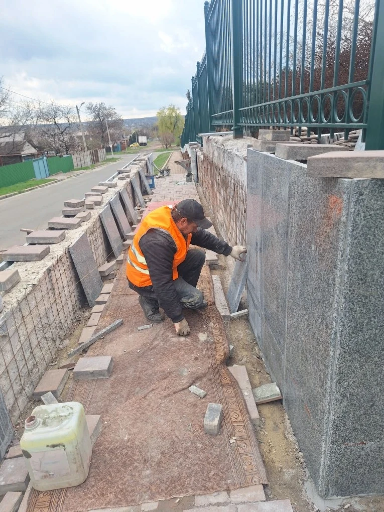 Ленобласть продолжает работы по благоустройству территории Лицея информационных технологий в Енакиево Ленобласть продолжает работы по благоустройству территории Лицея информационных технологий в Енакиево