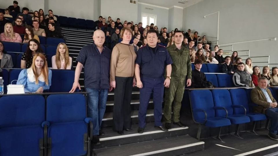 Сотрудники отдела кадров следственного управления Следственного комитета РФ по ДНР провели лекцию для студентов Сотрудники отдела кадров следственного управления Следственного комитета РФ по ДНР провели лекцию для студентов