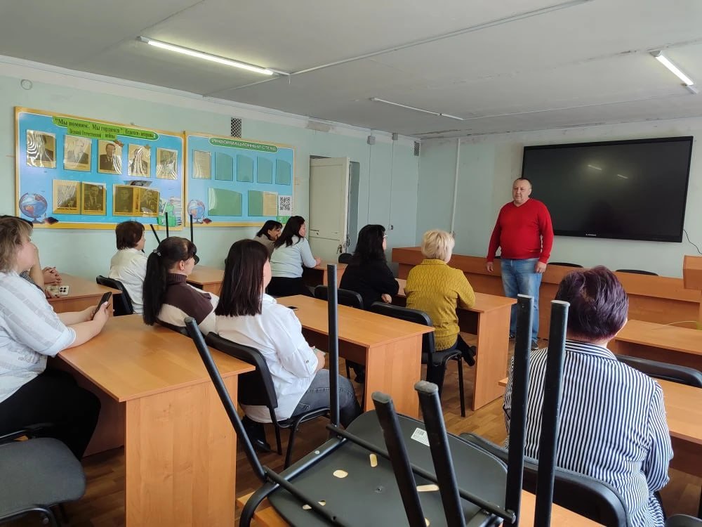 Сегодня начальник Тельмановского территориального отдела Администрации Тельмановского округа провел встречу с трудовым коллективом отдела образования в пгт Тельманово Сегодня начальник Тельмановского территориального отдела Администрации Тельмановского округа провел встречу с трудовым коллективом отдела образования в пгт Тельманово