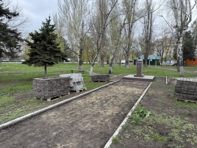 В Шахтерске благоустраивают территорию памятника «Жертвам Чернобыльской трагедии»