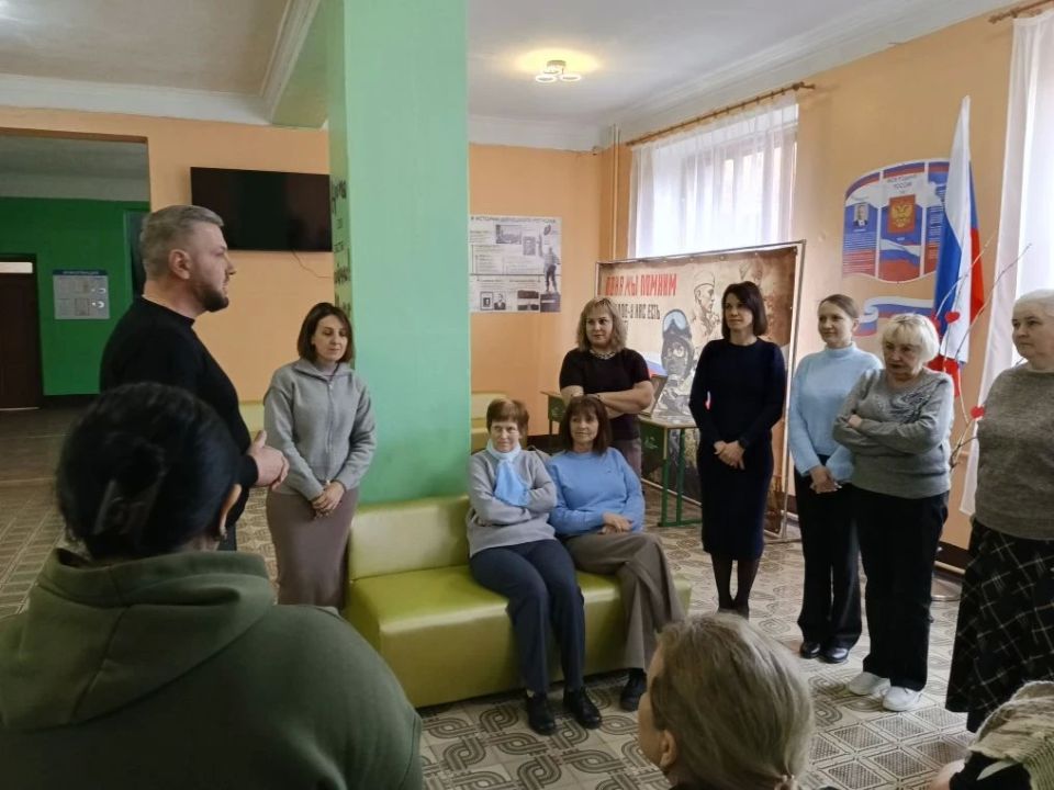 По инициативе Главы ДНР Дениса Пушилина, сегодня, 14 апреля, спикер-активист Алексей Боршош провел встречу с трудовым коллективом Государственного бюджетного общеобразовательного учреждения «Основная школа № 90 городского... По инициативе Главы ДНР Дениса Пушилина, сегодня, 14 апреля, спикер-активист Алексей Боршош провел встречу с трудовым коллективом Государственного бюджетного общеобразовательного учреждения «Основная школа № 90 городского...