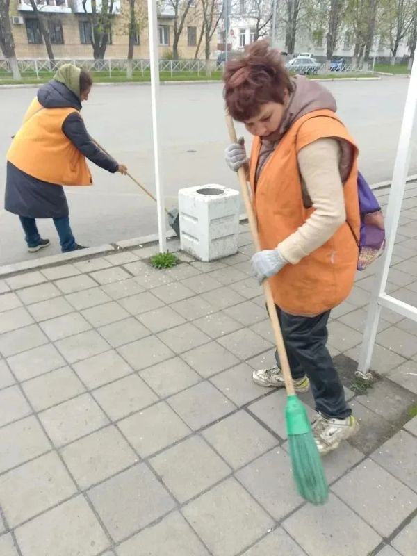 Коммунальщики Снежного продолжают благоустраивать территории общего пользования Коммунальщики Снежного продолжают благоустраивать территории общего пользования
