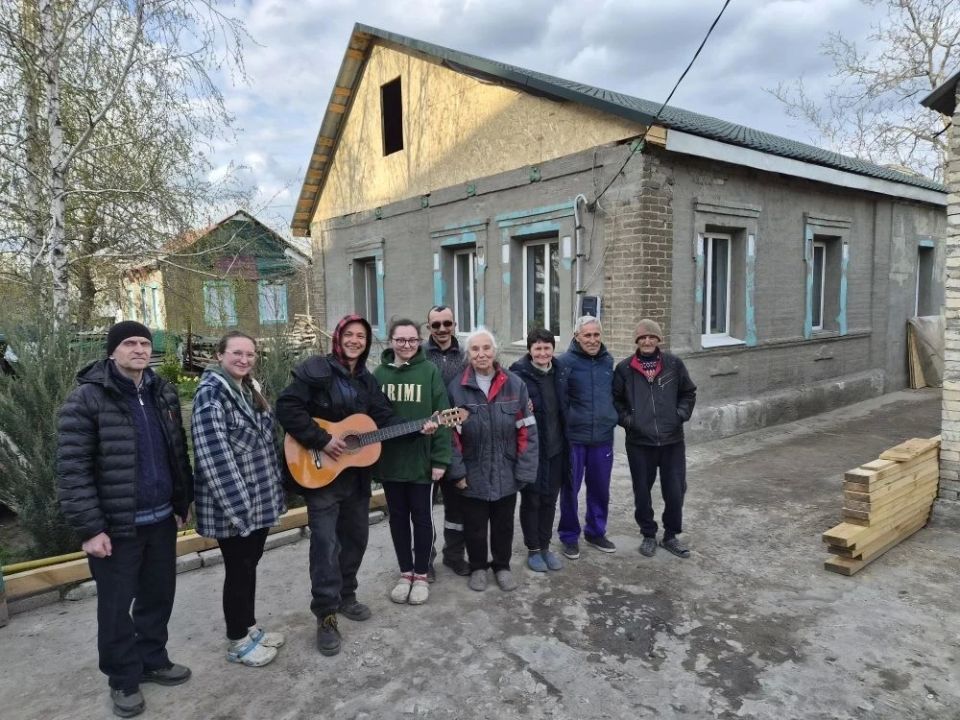 Александр Пеняев: В Авдеевке завершили восстановление кровли жилого дома по адресу ул. Советская, 4. Крыша, повреждённая в ходе обстрелов, отремонтирована силами добровольцев Русской Православной Церкви при поддержке... Александр Пеняев: В Авдеевке завершили восстановление кровли жилого дома по адресу ул. Советская, 4. Крыша, повреждённая в ходе обстрелов, отремонтирована силами добровольцев Русской Православной Церкви при поддержке...