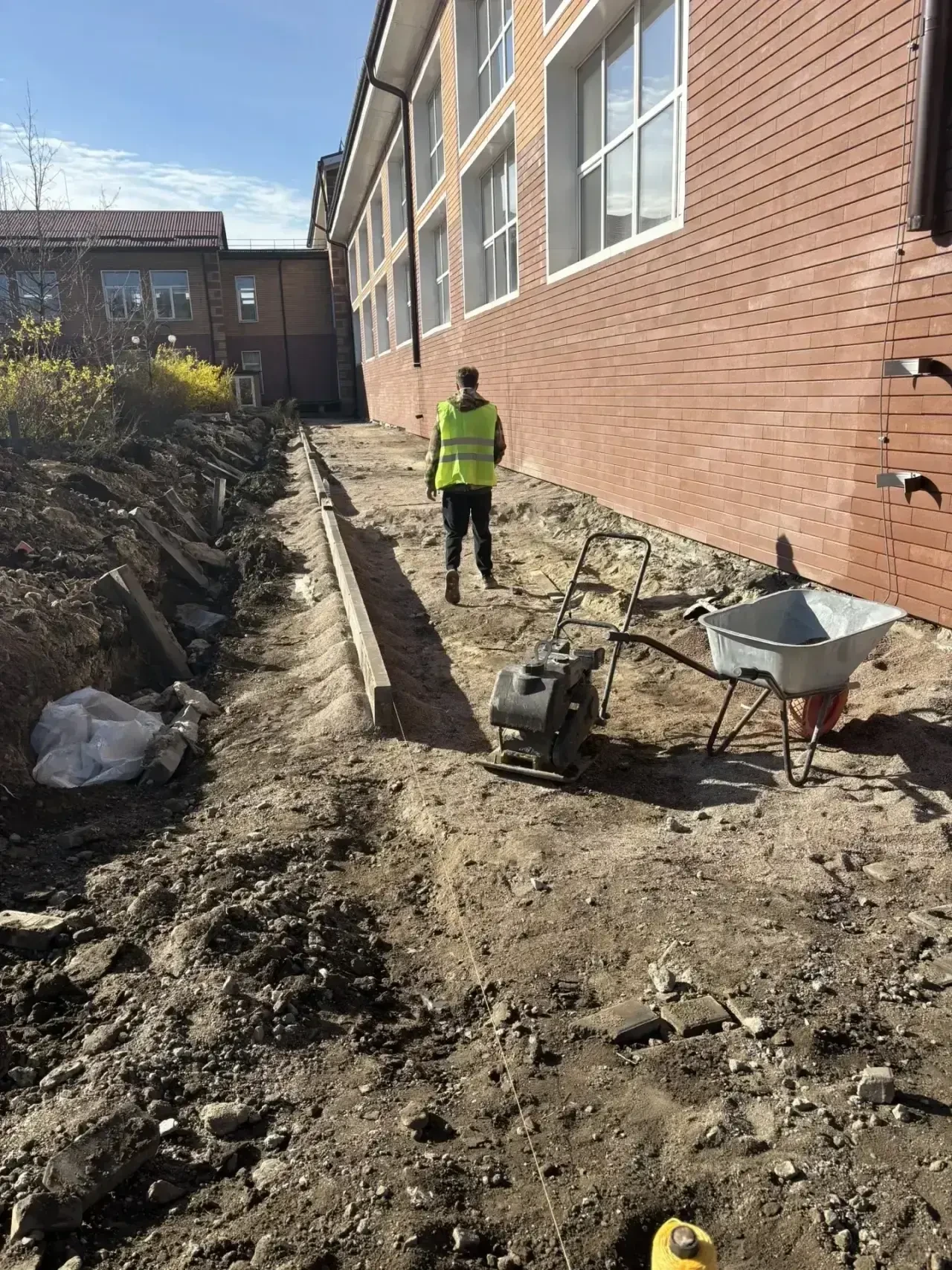 Ленобласть продолжает работы по благоустройству территории Лицея информационных технологий в Енакиево