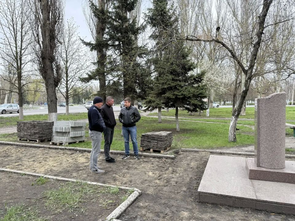 В Шахтерске благоустраивают территорию памятника «Жертвам Чернобыльской трагедии» В Шахтерске благоустраивают территорию памятника «Жертвам Чернобыльской трагедии»