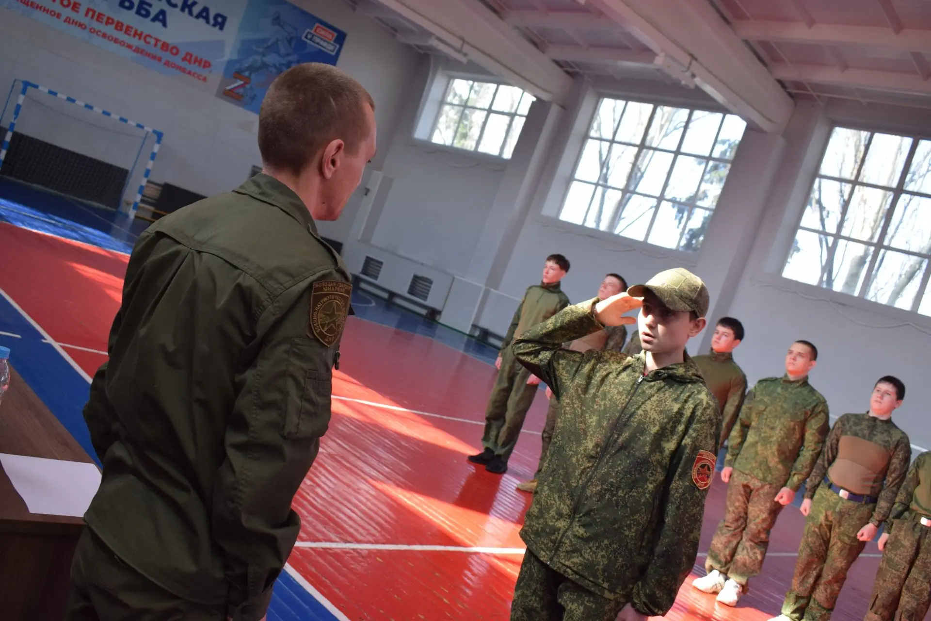 В Снежном провели военно-патриотическую игру «Зарница 2.0» В Снежном провели военно-патриотическую игру «Зарница 2.0»