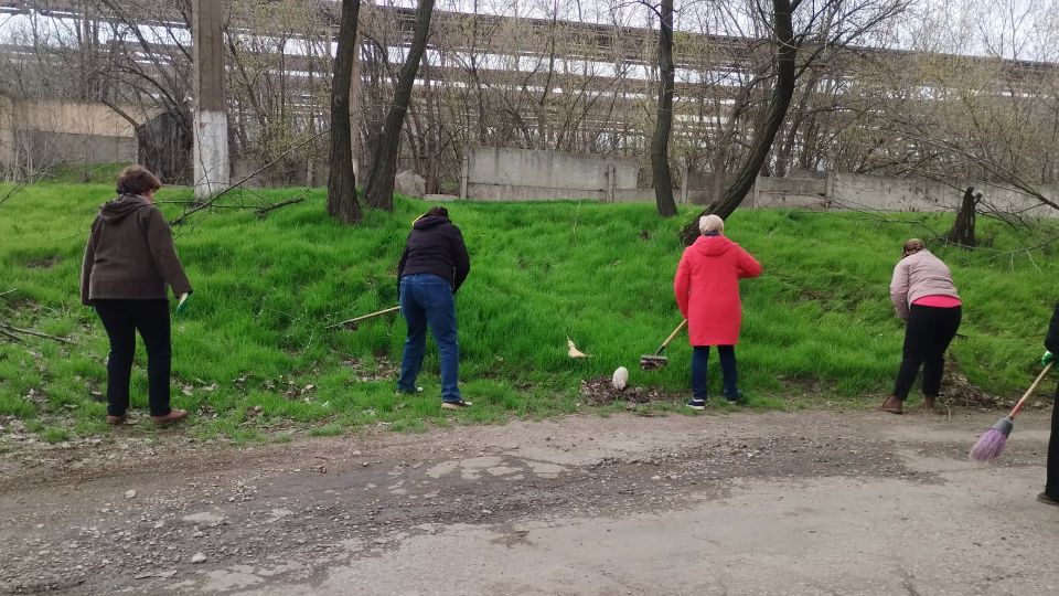 В рамках мероприятий по благоустройству в весенний период коллектив Государственного бюджетного учреждения социального обслуживания «Центр социального обслуживания населения Кировского района города Макеевки» (ГБУСО ЦСОН... В рамках мероприятий по благоустройству в весенний период коллектив Государственного бюджетного учреждения социального обслуживания «Центр социального обслуживания населения Кировского района города Макеевки» (ГБУСО ЦСОН...