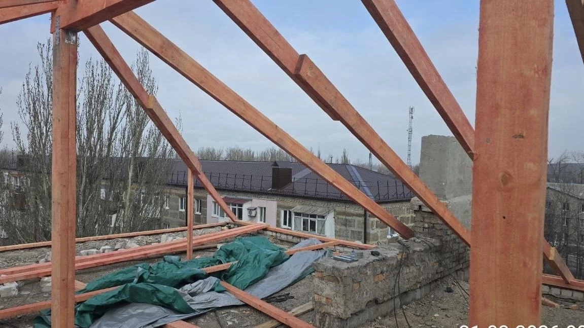 По заказу сахалинцев рабочие продолжают ремонт кровли дома на улице Ленина в Шахтерске По заказу сахалинцев рабочие продолжают ремонт кровли дома на улице Ленина в Шахтерске