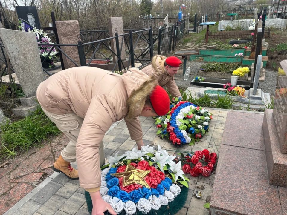 В Шахтерске юнармейцы возложили цветы на могилу Константина Трембача В Шахтерске юнармейцы возложили цветы на могилу Константина Трембача