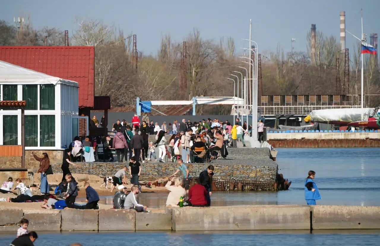 Пришла весна - пора к морю!: Жители юга ДНР массово выходят на прогулки по набережным Пришла весна - пора к морю!: Жители юга ДНР массово выходят на прогулки по набережным