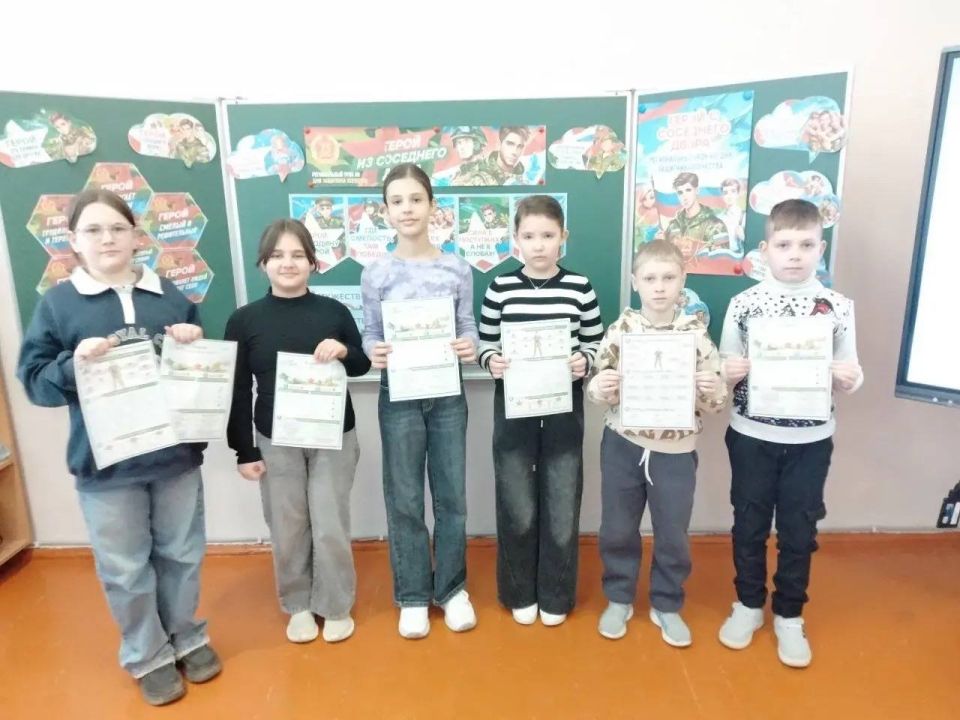 Каждый понедельник в школах Мангушского муниципального округа начинается с особенного занятия – «Разговоров о важном» Каждый понедельник в школах Мангушского муниципального округа начинается с особенного занятия – «Разговоров о важном»
