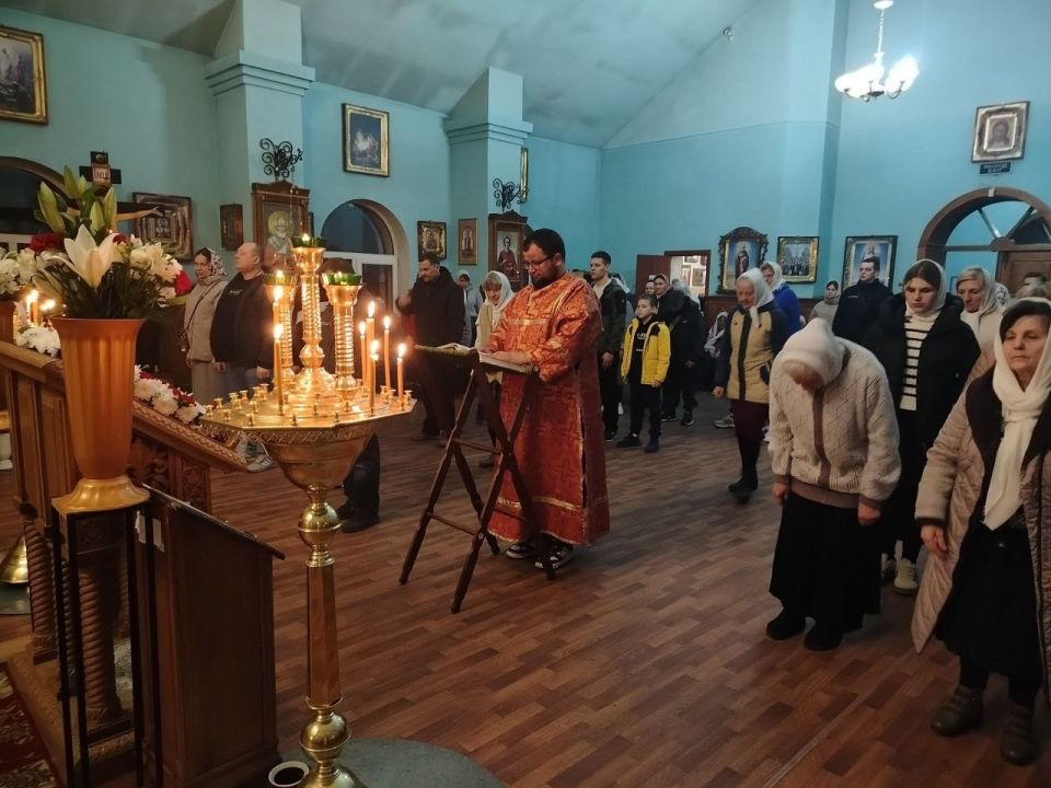 ХРИСТОС ВОСКРЕСЕ!. В храме святых апостолов Петра и Павла г. Моспино совершили торжественное богослужение в честь самого великого христианского праздника–Пасхи Христовой ХРИСТОС ВОСКРЕСЕ!. В храме святых апостолов Петра и Павла г. Моспино совершили торжественное богослужение в честь самого великого христианского праздника–Пасхи Христовой