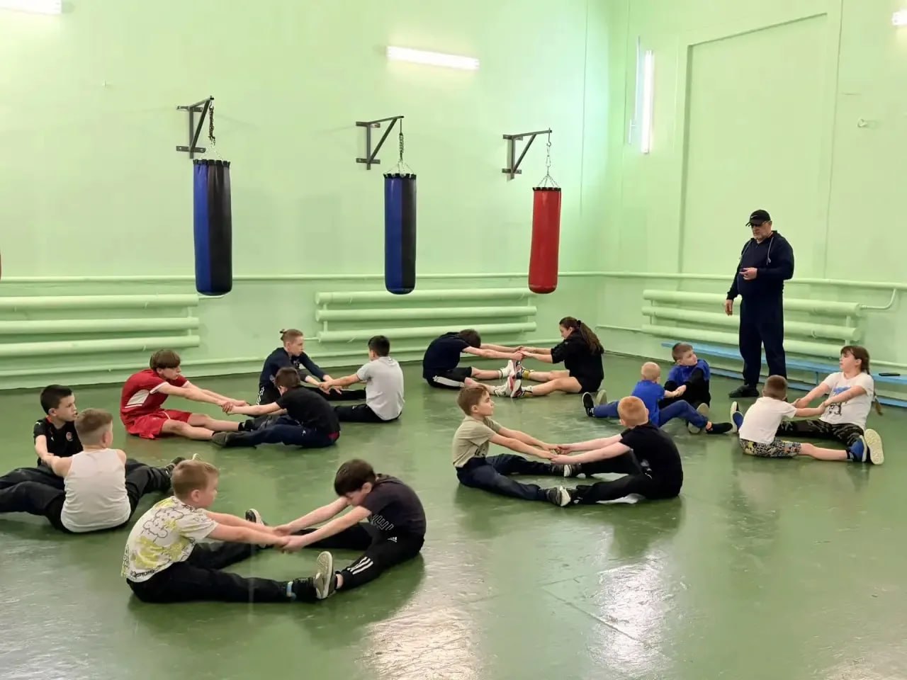 В рамках Федерального проекта «Здоровье для каждого» и партийного проекта Единой России «Детский спорт» для воспитанников отделения бокса г. Ясиноватая была организована спортивная зарядка