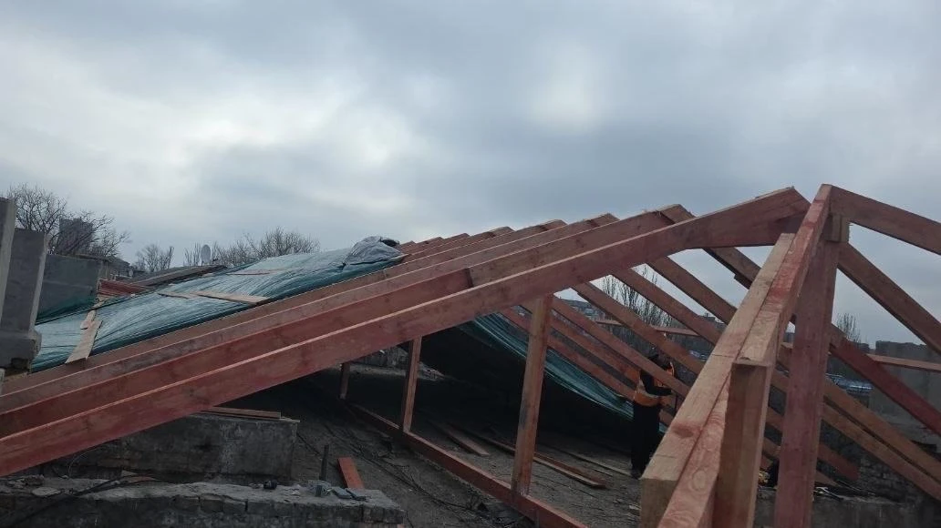 По заказу сахалинцев рабочие продолжают ремонт кровли дома на улице Ленина в Шахтерске По заказу сахалинцев рабочие продолжают ремонт кровли дома на улице Ленина в Шахтерске