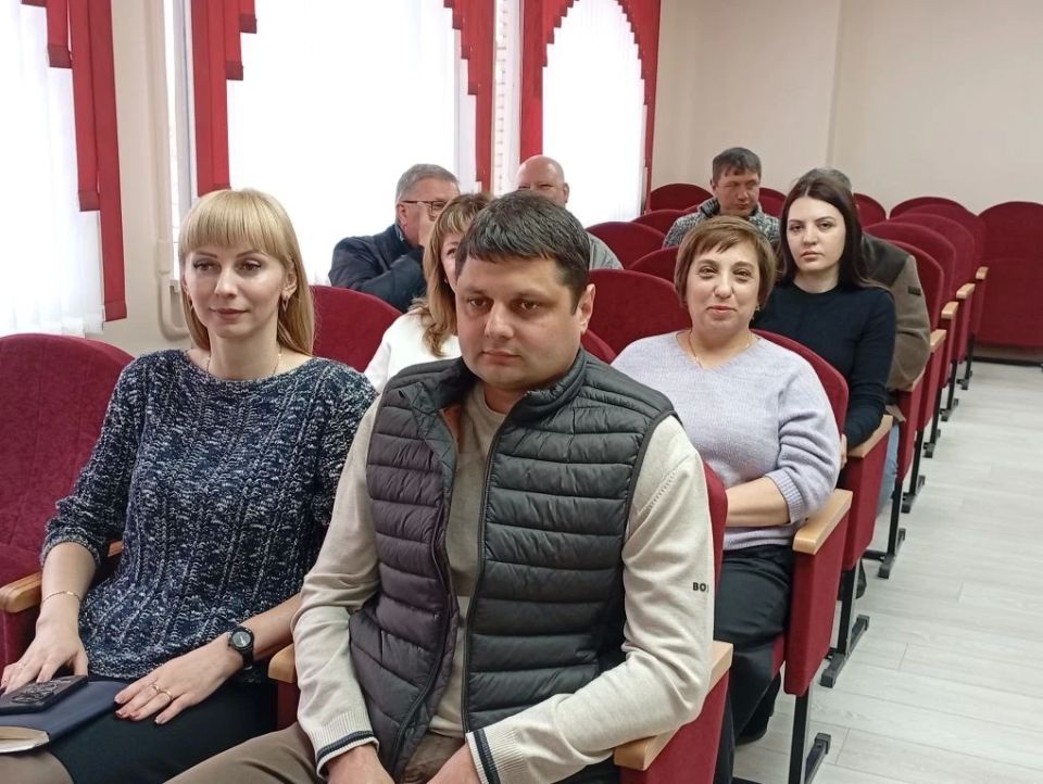 Александр Пеняев: На очередном аппаратном совещании, которое сегодня провел вместе с председателем Ясиноватского муниципального совета Анной Бондарь, подвели итоги общереспубликанского субботника, определили круг задач по... Александр Пеняев: На очередном аппаратном совещании, которое сегодня провел вместе с председателем Ясиноватского муниципального совета Анной Бондарь, подвели итоги общереспубликанского субботника, определили круг задач по...