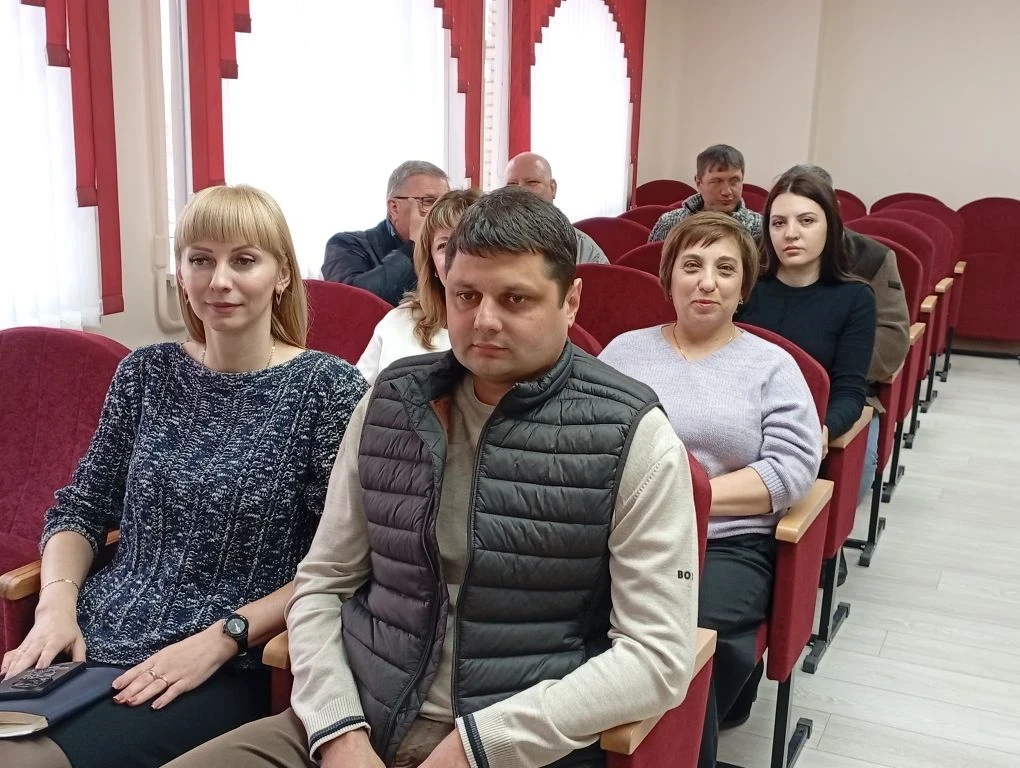 Александр Пеняев: На очередном аппаратном совещании, которое сегодня провел вместе с председателем Ясиноватского муниципального совета Анной Бондарь, подвели итоги общереспубликанского субботника, определили круг задач по... Александр Пеняев: На очередном аппаратном совещании, которое сегодня провел вместе с председателем Ясиноватского муниципального совета Анной Бондарь, подвели итоги общереспубликанского субботника, определили круг задач по...