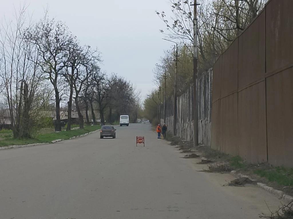 Сегодня, 14 апреля, в рамках мероприятий по благоустройству в весенний период Филиалом № 3 «Макеевский металлургический завод» ООО «ЮГМК ДОНЕЦК» ведутся работы по уборке от смета и наносов грунта проезжей части автодороги по...