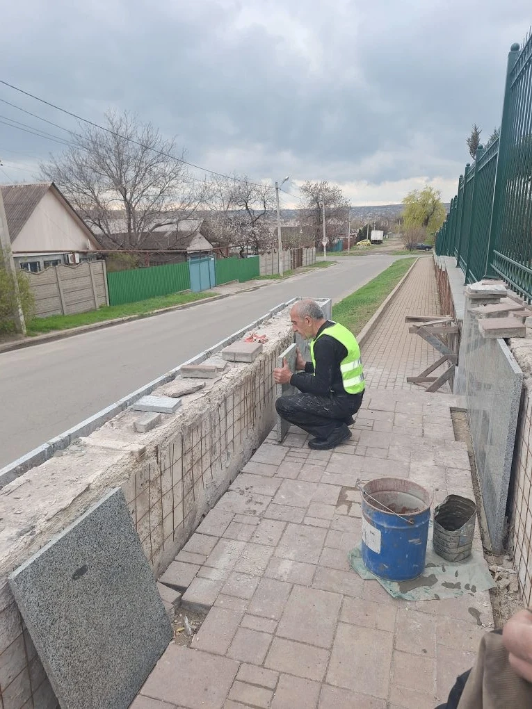 Ленобласть продолжает работы по благоустройству территории Лицея информационных технологий в Енакиево Ленобласть продолжает работы по благоустройству территории Лицея информационных технологий в Енакиево