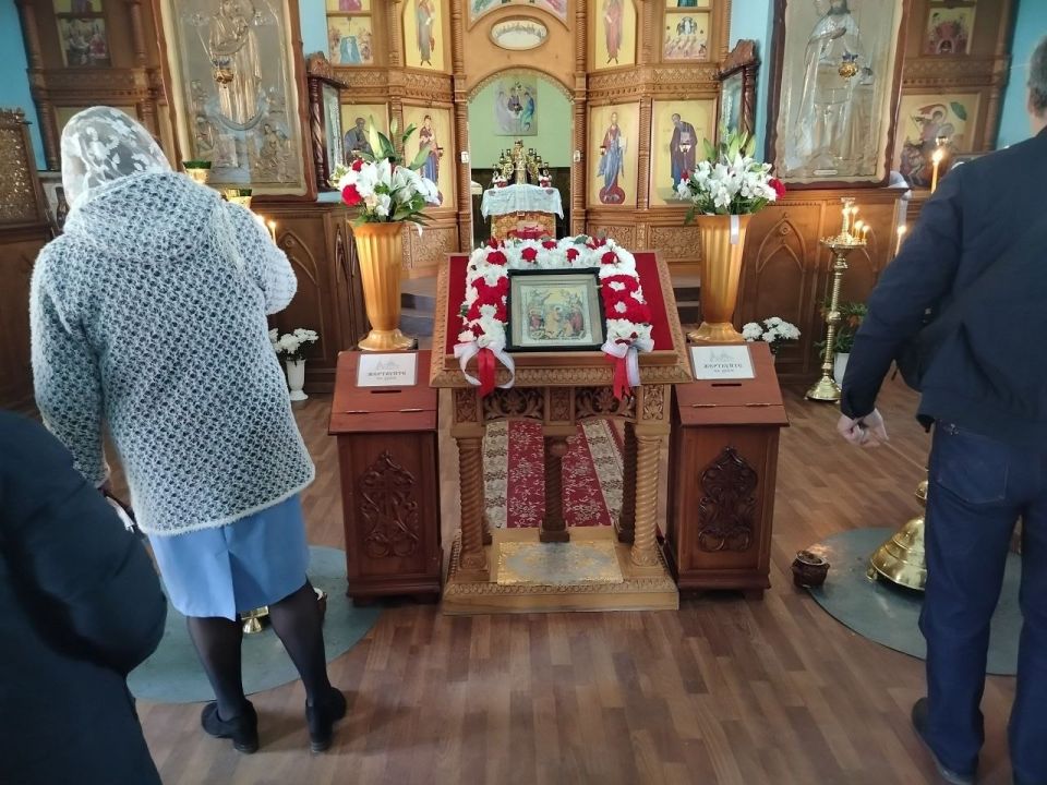 ХРИСТОС ВОСКРЕСЕ!. В храме святых апостолов Петра и Павла г. Моспино совершили торжественное богослужение в честь самого великого христианского праздника–Пасхи Христовой ХРИСТОС ВОСКРЕСЕ!. В храме святых апостолов Петра и Павла г. Моспино совершили торжественное богослужение в честь самого великого христианского праздника–Пасхи Христовой