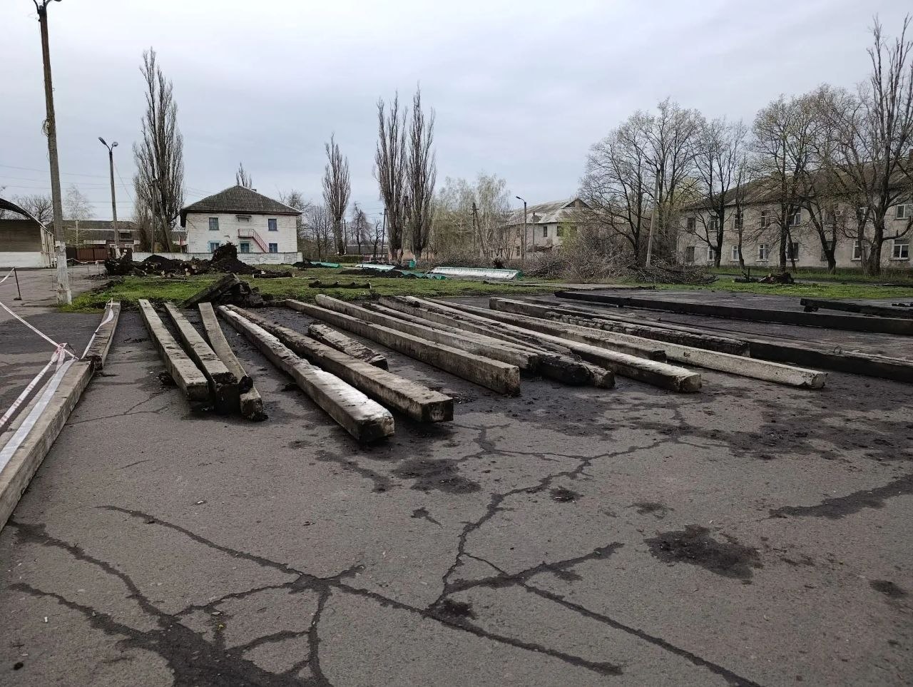 В Снежном обновляют территорию поселка Северное В Снежном обновляют территорию поселка Северное