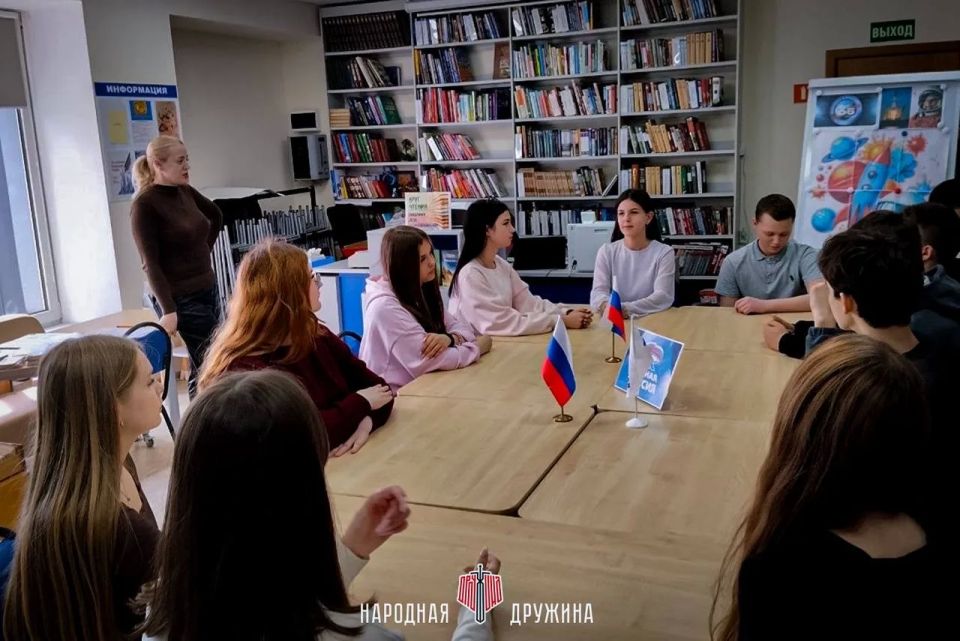 Изучаем космос вместе. Дружинники Мангушского штаба Народной Дружины посетили лекцию, посвященную Дню космонавтики, где погрузились в историю великих побед нашей страны, вспоминали о первом полете и гениальных идеях Изучаем космос вместе. Дружинники Мангушского штаба Народной Дружины посетили лекцию, посвященную Дню космонавтики, где погрузились в историю великих побед нашей страны, вспоминали о первом полете и гениальных идеях