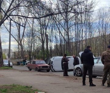 «БМВ» лихо перевернулся в районе стоматологии №7 на ул. Петровского в Донецке