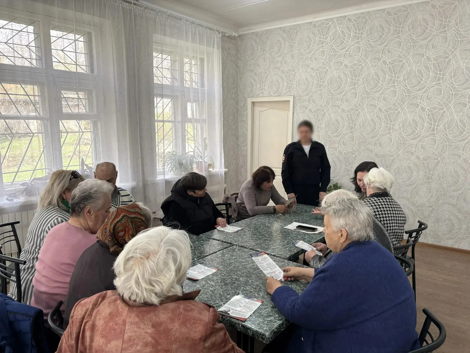 Полицейские побеседовали с пенсионерами на тему финансовой безопасности