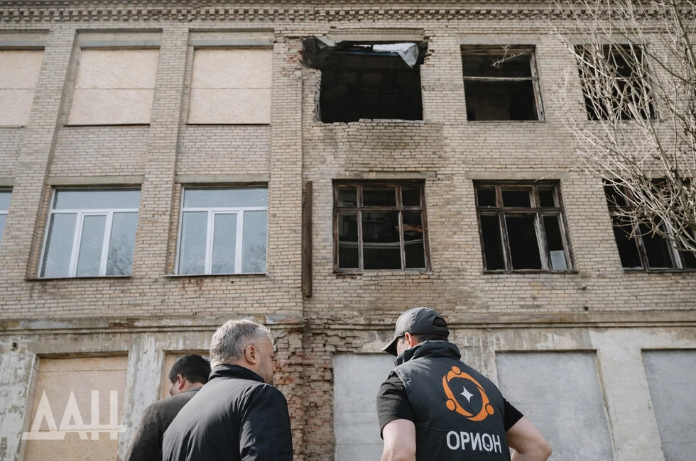 Разрушенное обстрелами здание секции дзюдо в пгт Мироновский в ДНР восстановят