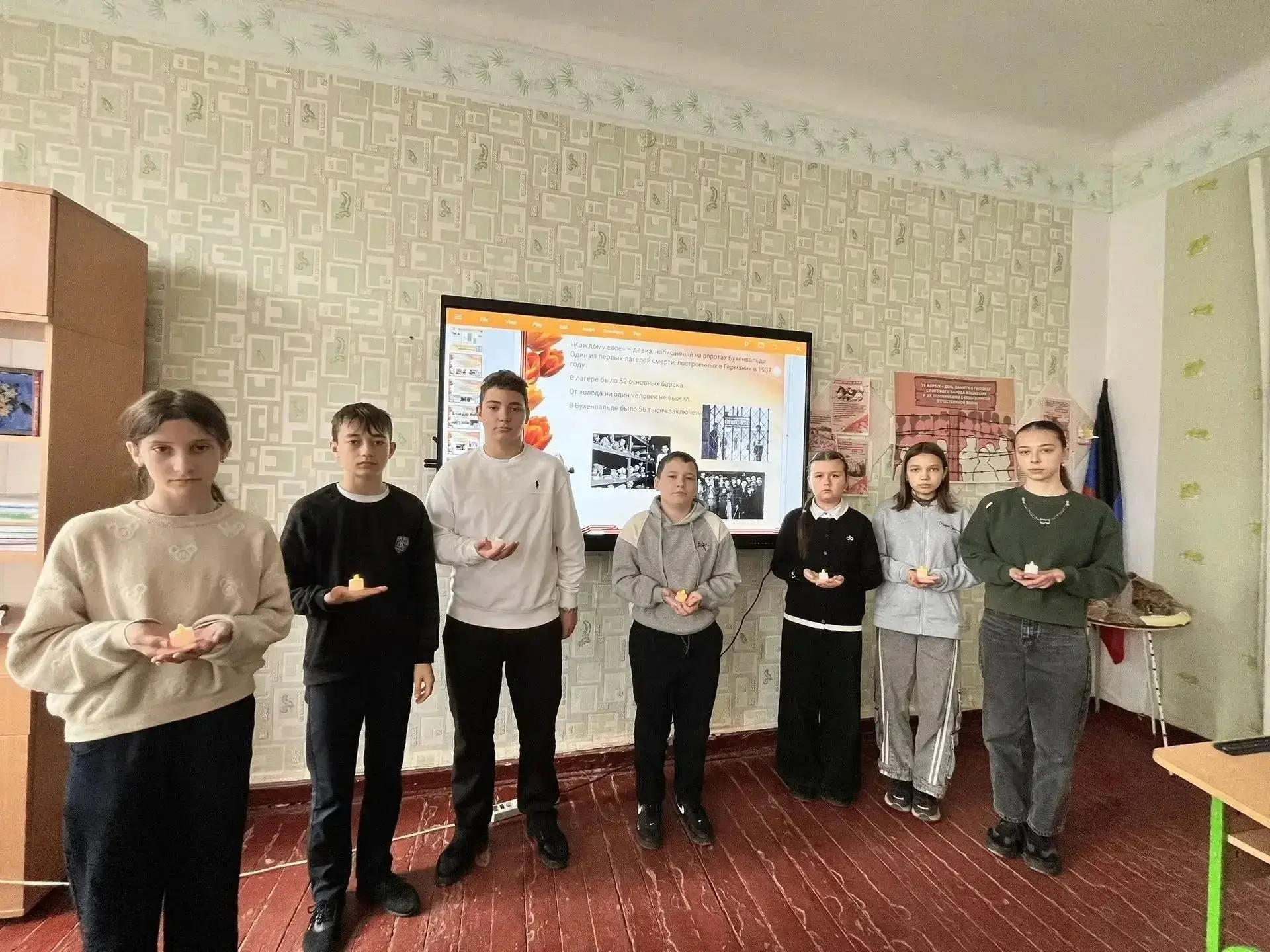 В память о геноциде в енакиевской школе прошёл классный час В память о геноциде в енакиевской школе прошёл классный час