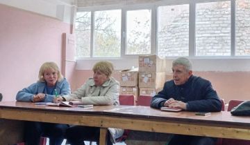 Елена Рязанцева: Встретилась совместно с депутатом Народного Совета ДНР Александром Мальковым с коллективом Пролетарского СПП "Донецктеплосеть" в рамках проекта "Школа ЖКХ" партии "Единая Россия"