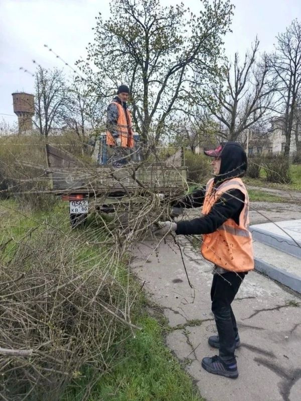 Коммунальщики Снежного продолжают благоустраивать территории общего пользования Коммунальщики Снежного продолжают благоустраивать территории общего пользования
