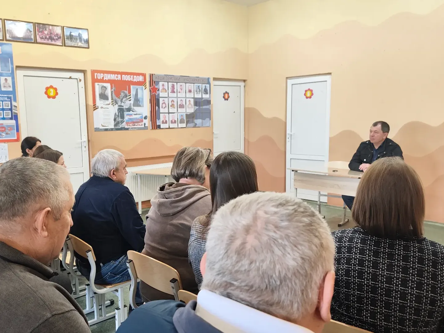 Замглавы Шахтерского округа встретился с сельскими педагогами