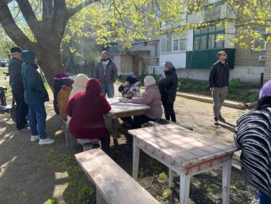 Председатель Общественного совета Горянный Александр провел встречу с жителями пгт Новоамвросиевское