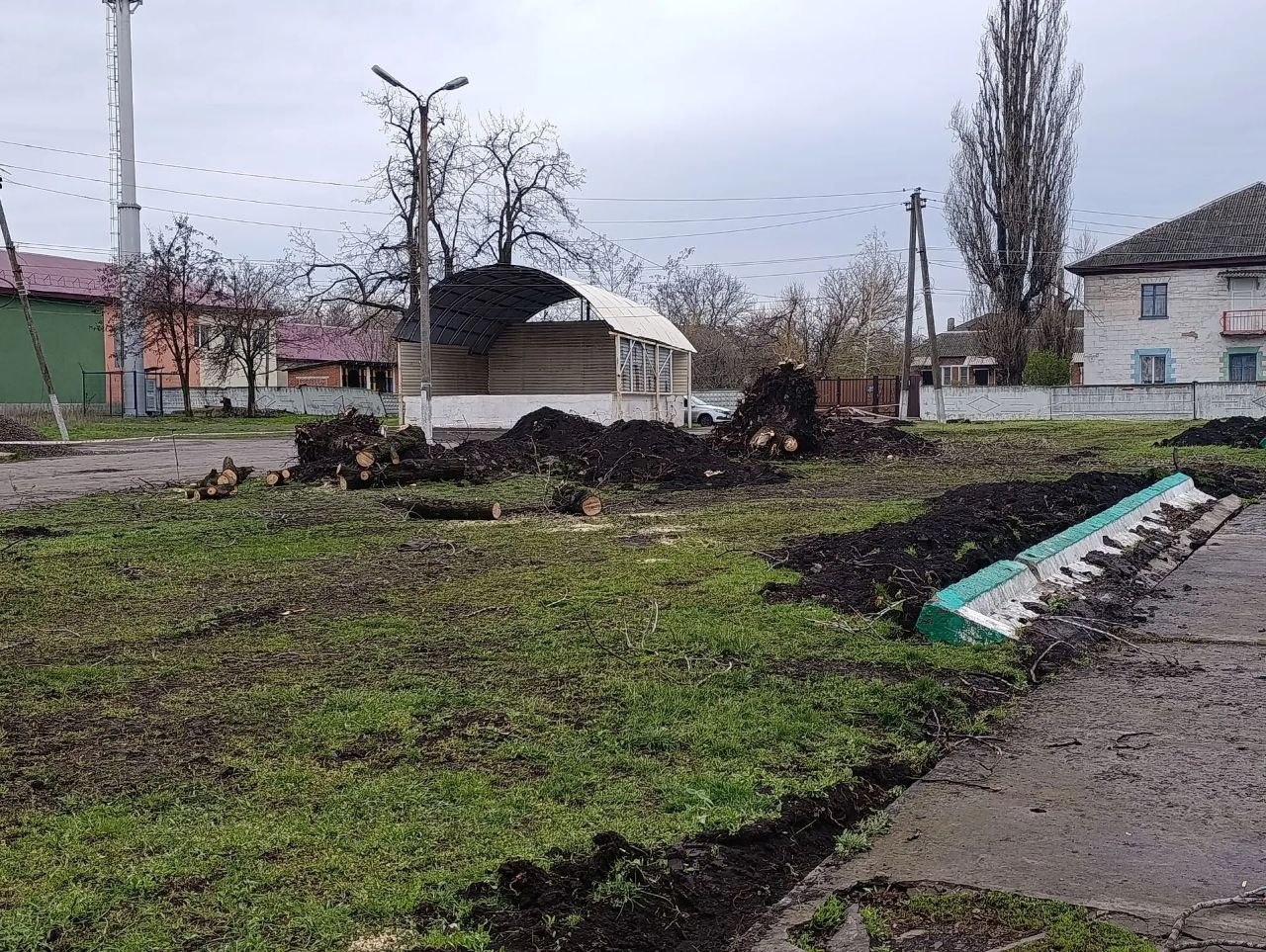 В Снежном обновляют территорию поселка Северное В Снежном обновляют территорию поселка Северное
