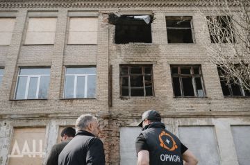 Разрушенное обстрелами здание секции дзюдо в пгт Мироновский в ДНР восстановят