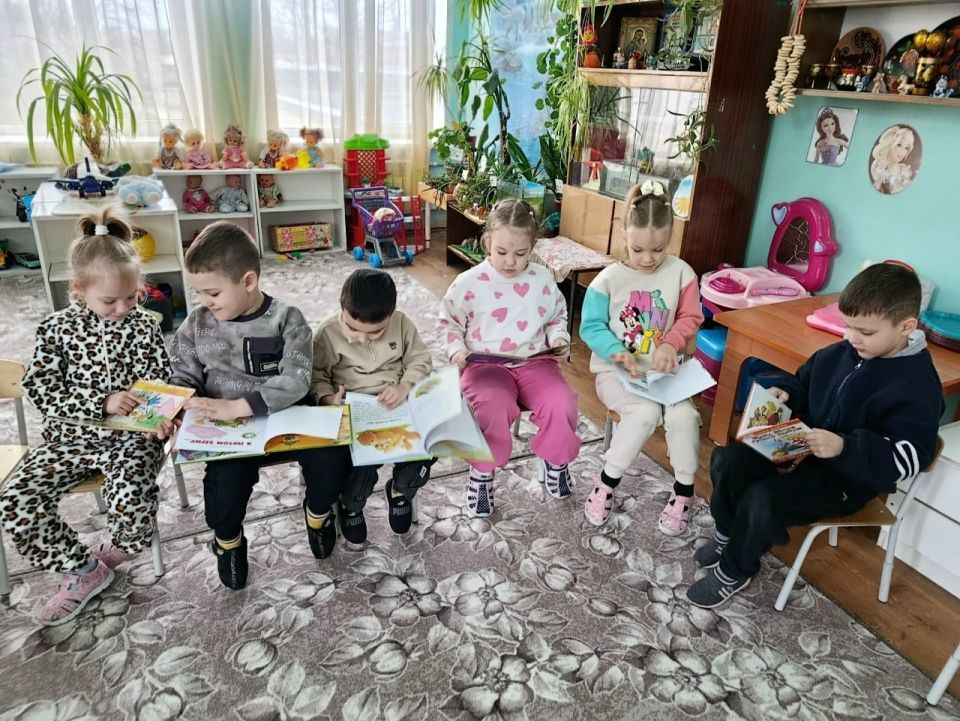 Дошколята Ждановки знакомятся с миром книг Дошколята Ждановки знакомятся с миром книг