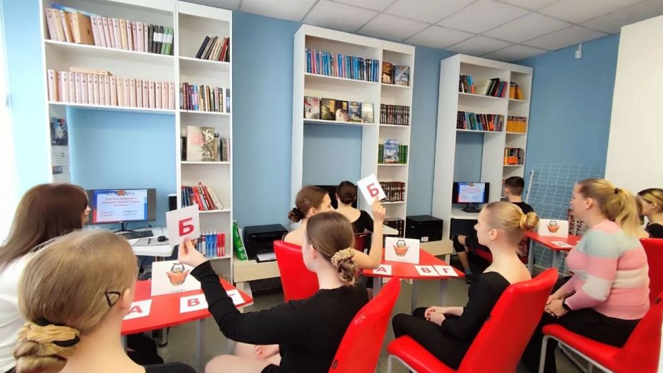 Сегодня, 15 апреля, в рамках празднования годовщины «Русской весны» в клубе села Бирюки для участников творческих коллективов была проведена интеллектуальная игра «Герои русской весны» Сегодня, 15 апреля, в рамках празднования годовщины «Русской весны» в клубе села Бирюки для участников творческих коллективов была проведена интеллектуальная игра «Герои русской весны»