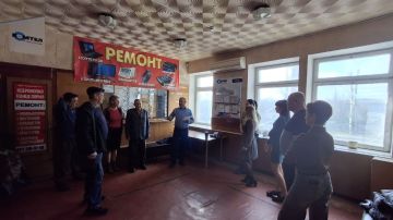 Сегодня депутат Тельмановского муниципального совета Владимир Ермак провел встречу с трудовым коллективом ГУП ДНР «Республиканский оператор связи»."