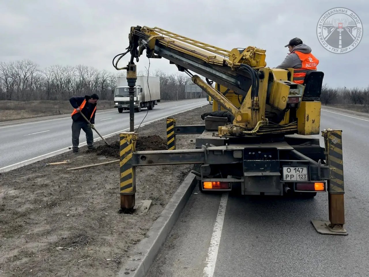 На автомобильной дороге Донецк-Макеевка-Торез-до границы ЛНР продолжаются работы по устройству искусственного электрического освещения