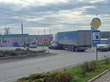 Широченный заезд на АЗС не поделили грузовик и легковушка в Харцызске